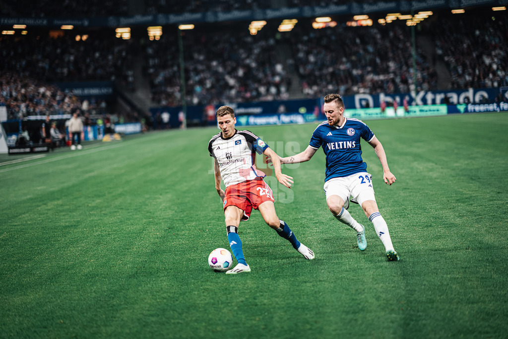 Fußball | Männer | Saison 2023/2024 | 2. Fußball-Bundesliga | 1. Spieltag | Hamburger SV vs. FC Schalke 04 | 28.07.2023 | v.l. Ignace Van Der Brempt (#22, HSV) gegen Tobias Mohr (#29, FC Schalke 04)
