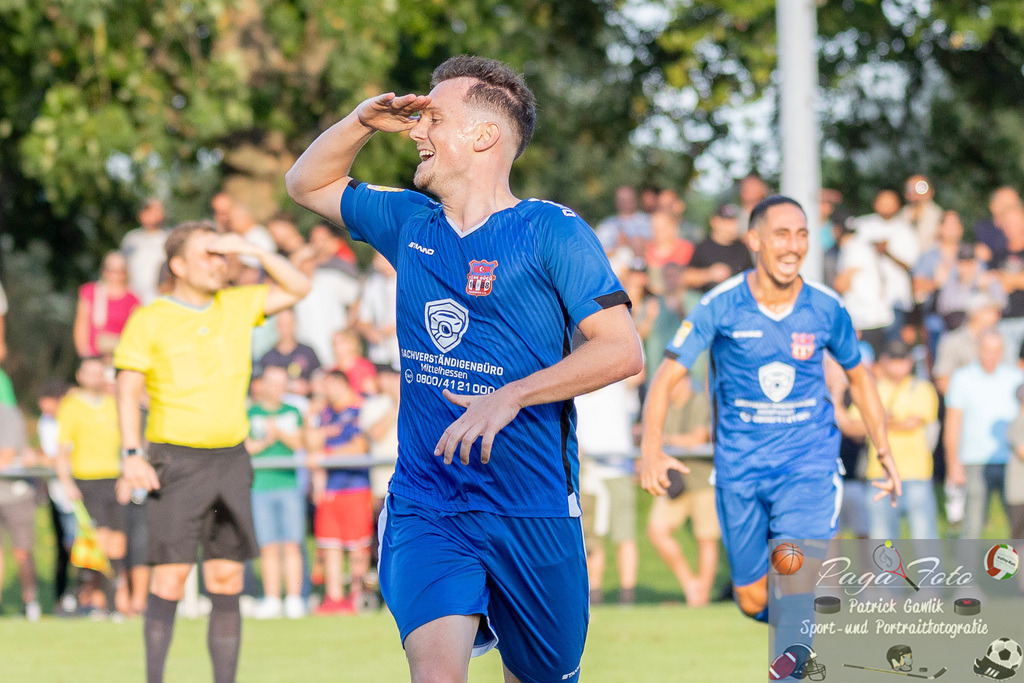 Hessenliga: Türk Gücü Friedberg - FC Eddersheim, 09.08.2024 | Niklas Kraus (Türk Gücü Friedberg #13) erzielte das Tor zum 3:0, Türk Gücü Friedberg - FC Eddersheim, Friedberg, Städtischer Sportplatz, 9.8.2024 - Realisiert mit Pictrs.com