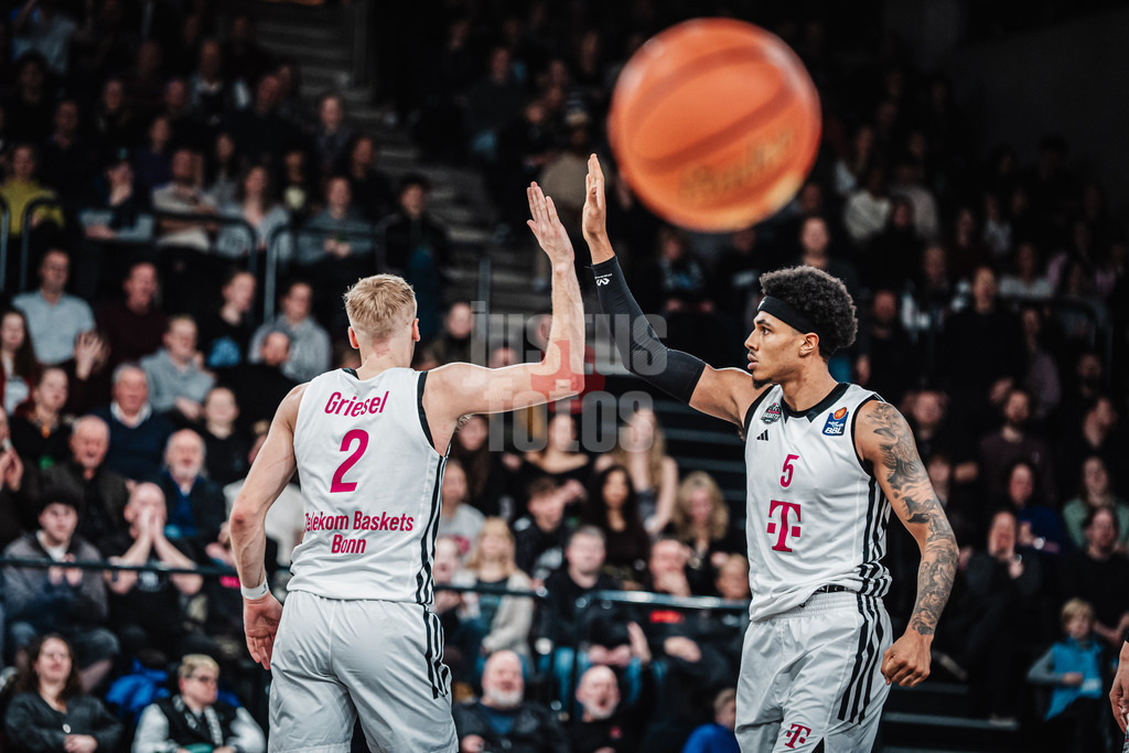 Basketball | Männer | Saison 2024/2025 | easyCredit Basketball Bundesliga | 16. Spieltag | Veolia Towers Hamburg vs. Telekom Baskets Bonn | 10.01.2025 | v.l. Sam Griesel (#2, Telekom Baskets Bonn) und Rivaldo Soares (#5, Telekom Baskets Bonn)
