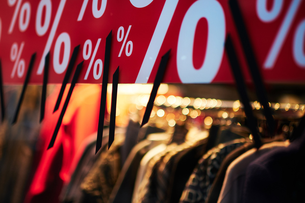Schaufenster mit Kleidung und Prozentzeichen | Wien, Austria - December 20, 2020: Schaufenster mit Kleidung und Minus Prozente Werbung. - Realisiert mit Pictrs.com