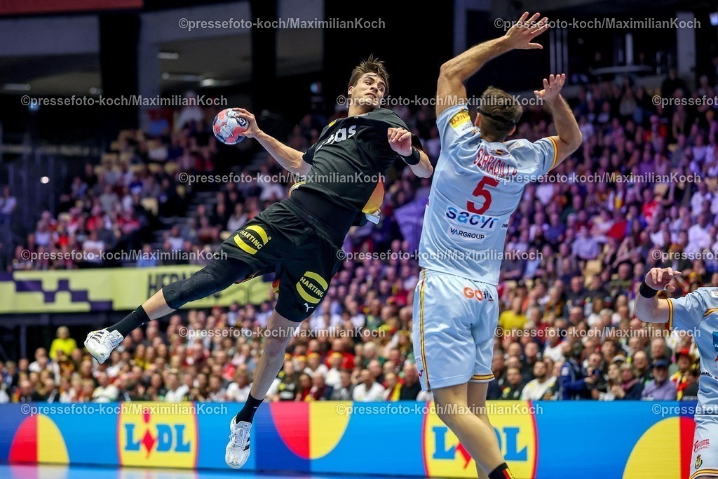 EHF19012602059 | 19.01.2026, Handball, Men's EHF EURO 2026, Deutschland - Spanien, Jyske Bank Boxen in Herning, Dänemark, Preliminary Round:  Julian Köster (Germany #18) wirft auf das Tor gegen  Antonio Serradilla Cuenca (Espania #05)