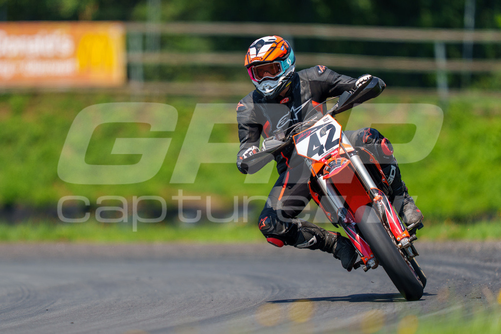 G-Cup + Supermoto Staatsmeisterschaft + Hungarian Supermoto Championship | GRIPcapture steht für authentische Sportfotografie in Österreich – für Momente, die mehr sind als Geschwindigkeit oder Ergebnis. Es geht um Emotion, Spannung, Fokus und den Augenblick, der oft nur einen Wimpernschlag dauert.Ob Motorsport, Teamsport oder 