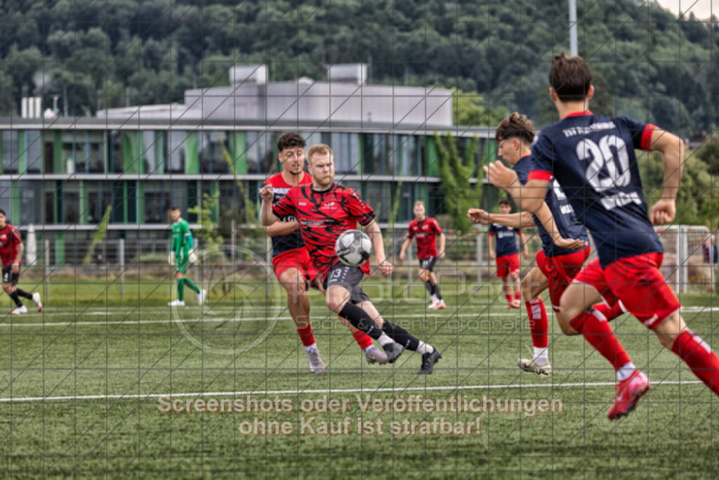 20250726_183913_0112-Bearbeitet | Moritz Seltenreich (TSV Bad Boll #13),TSV Bad Boll (rot/schwarz) vs. TSVGG Plattenhardt (blau/rot), Fussball, DB-Regio-WFW-Pokal - wfv, 1.Runde, Saison 2025/2026, Kunstrasenplatz, Erlengarten 37, 73087 Bad Boll, 26.07.2025 - 17:30 Uhr,Foto: PhotoPeet-Sportfotografie/Peter Harich