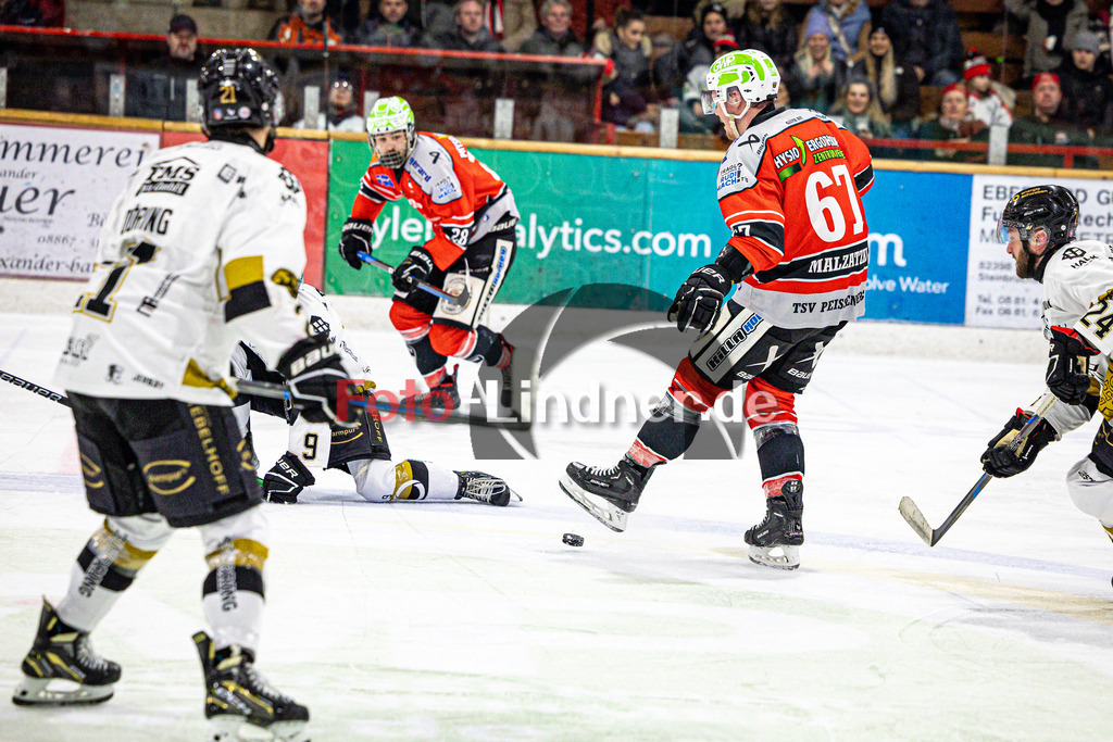 TSV Peißenberg MINERS gegen EHC Königsbrunn PINGUINE | Eishockey Bayernliga Herren Playoffs Viertelfinale 2024/25 - Spiel 6 von 7, TSV Peißenberg MINERS gegen EHC Königsbrunn PINGUINE, 20250221,Maximilian MALZATZKI (MINERS 67) spielt Fußball,2025-02-21 in Peißenberg (Eisstadion Peißenberg)Maximilian MALZATZKI (MINERS 67)Copyright: WolfgangxLindner foto-lindner.de
