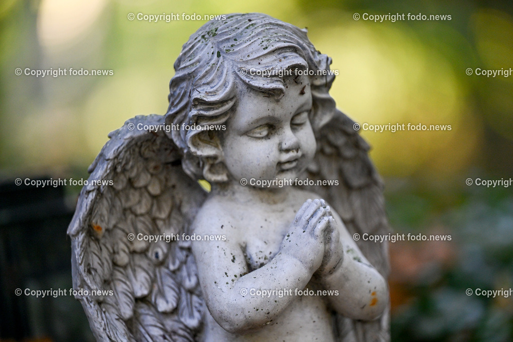 Friedhof_ Allerheiligen_ 16.10.2023-32 | 16.10.2023, Friedhof, AUT, Allerheiligen, Themenbilder im Bild Friedhof, Kreuz, Kruzifix, Jesu Christi, Allerheiligen, Engerl, Engel, Kerzen, Grab, Grablicht, Blumen, Symbolbild, Feature