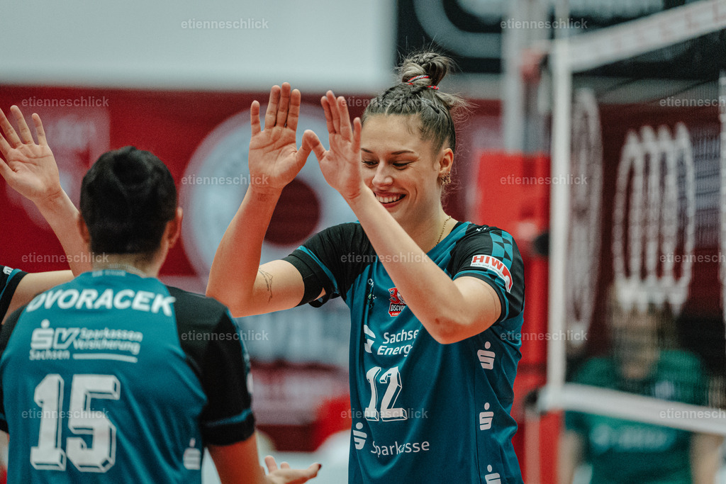 Dresdner SC - Binder Blaubären TSV Flacht, DEKRA 1. Bundesliga Frauen, Volleyball | Im Bild: Maia Dvoracek (15, Dresdner SC) klatscht mit Mette Marleen Pfeffer (12, Dresdner SC) ab 24.10.2026, Dresdner SC -  Binder Blaubären TSV Flacht, DEKRA 1. Bundesliga Frauen, Volleyball, Deutschland, Dresden, Cyberport Arena