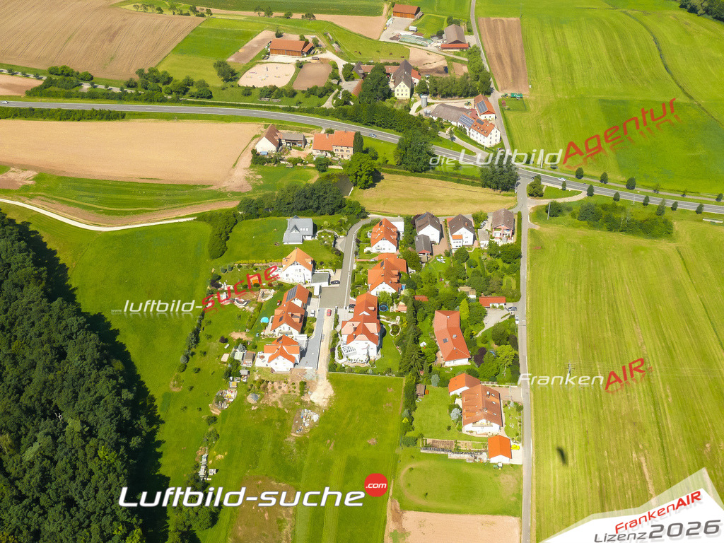Die Luftaufnahme der Stadt Stegaurach wurde vom UL-Flugzeug heraus erstellt ( keine Drohne )- hohe Auflösung für beste Qualität