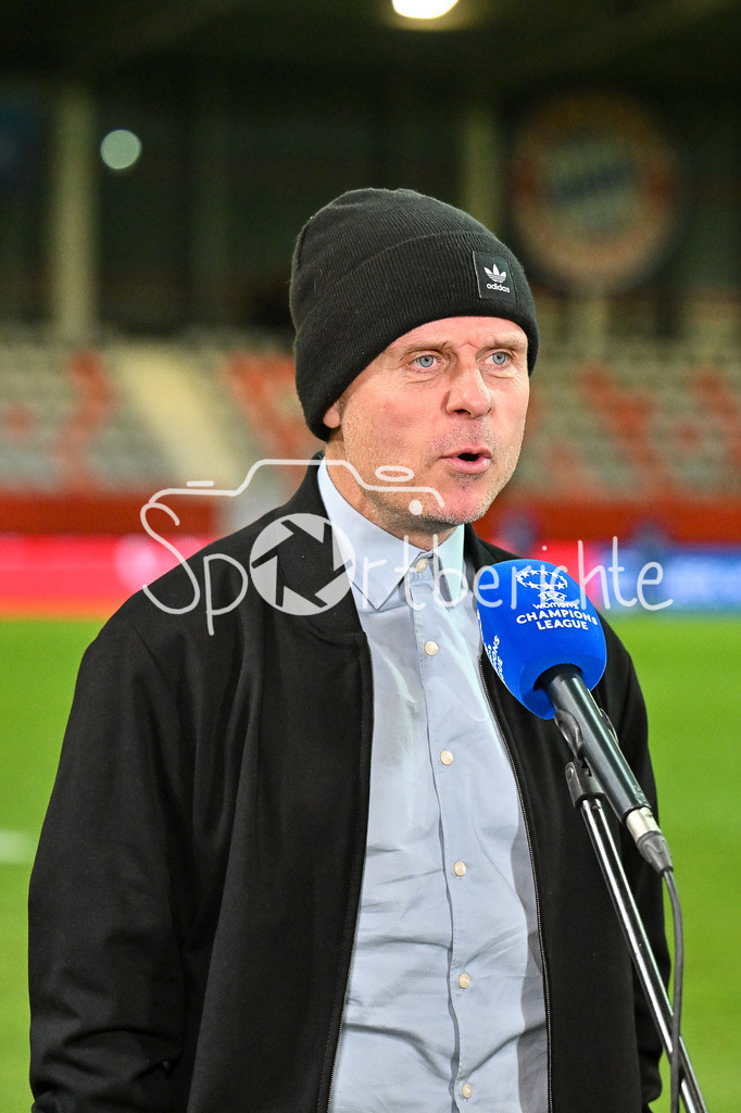 FC Bayern München Frauen - Arsenal London Frauen | im Bild ein nachdenklicher und gluecklicher Alexander STRAUS nach dem Heimsieg gegen arsenal / Interview / Freisteller / Einzelfoto / UEFA Womens Champions League: FC Bayern München Frauen - Arsenal London Frauen, FC Bayern Campus am 09.10.2024