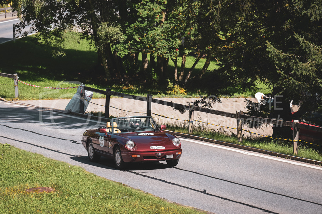 21. Arosa ClassicCar 2025 - 6. =September= 2025 | Fide Scheer aus Bonstetten (SUI) in einem Alfa Romeo Spider 2.0 aus dem Jahre 1992 mit Startnummer 232 am Arosa ClassicCar 2025 in der Kategorie Classic Trophy..@arosaclassiccar, @arosa.official, #arosaclassiccar, #arosa, #76curves, #classiccarBild: Sportfotografie Markus Aeschimann | www.markus-aeschimann.ch - Realisiert mit Pictrs.com