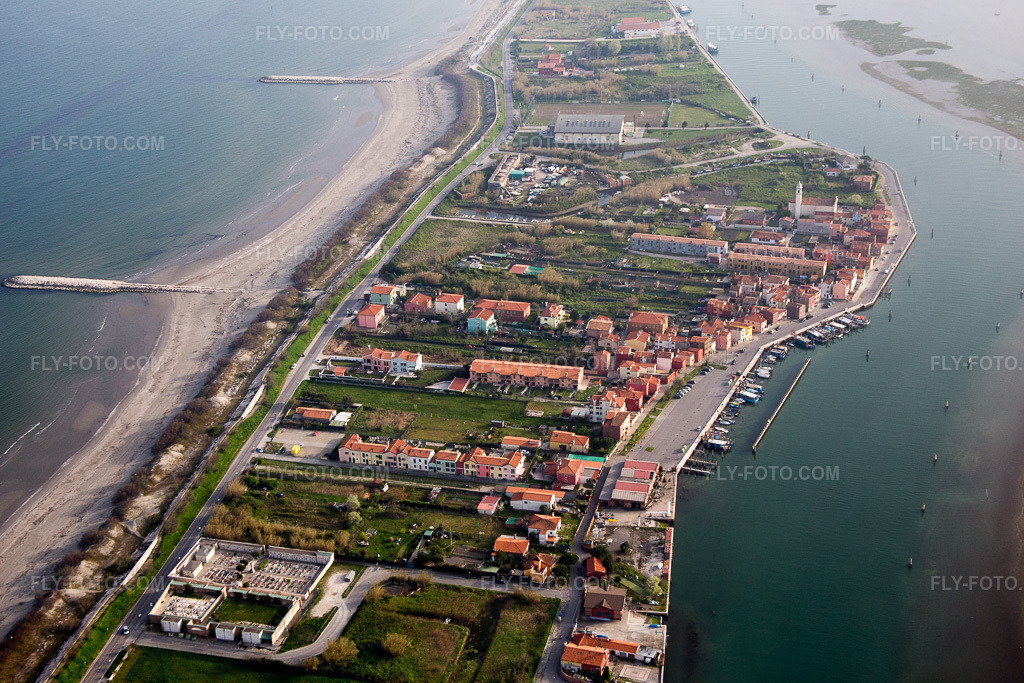 Aerial view: View of the town in San Pietro in Volta in the state Veneto, Italy. – Photo: IMG_087541.jpg taken on 04/06/2016 by Werner Riehm/FLY-FOTO.com – Resolution of the original: 5188 x 3459 px