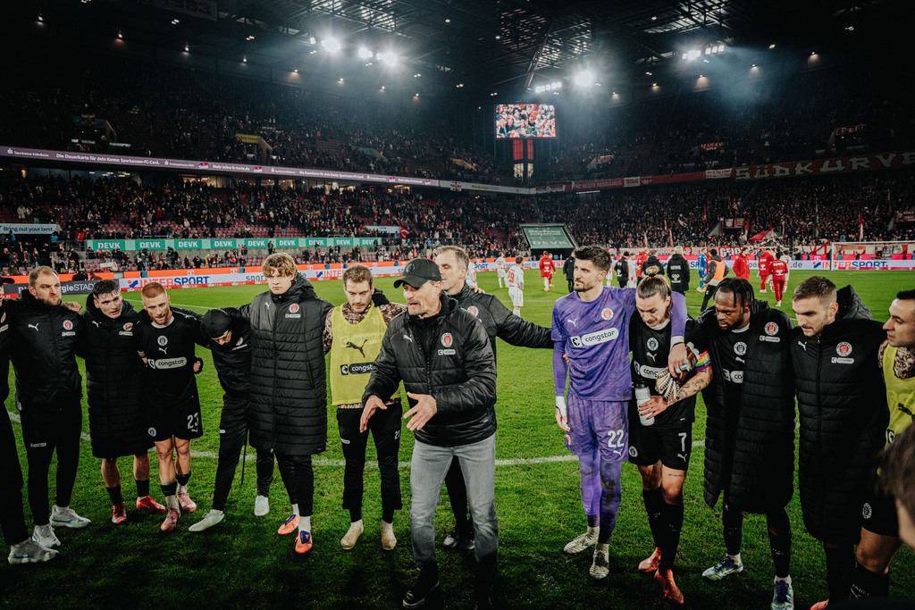 FCS06896 | Der offizielle Shop für FC St. Pauli Fotos. Wähle aus Spielszenen & Fanmomenten dein FCSP Wunschformat. Wir liefern Millerntor-Atmosphäre.