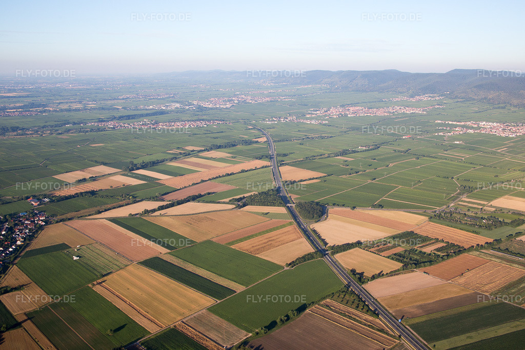 Luftbild: A65 in Neustadt an der Weinstraße im Bundesland Rheinland-Pfalz in Deutschland. Foto: IMG_091645.jpg vom 10.07.2016 durch Werner Riehm/FLY-FOTO.de