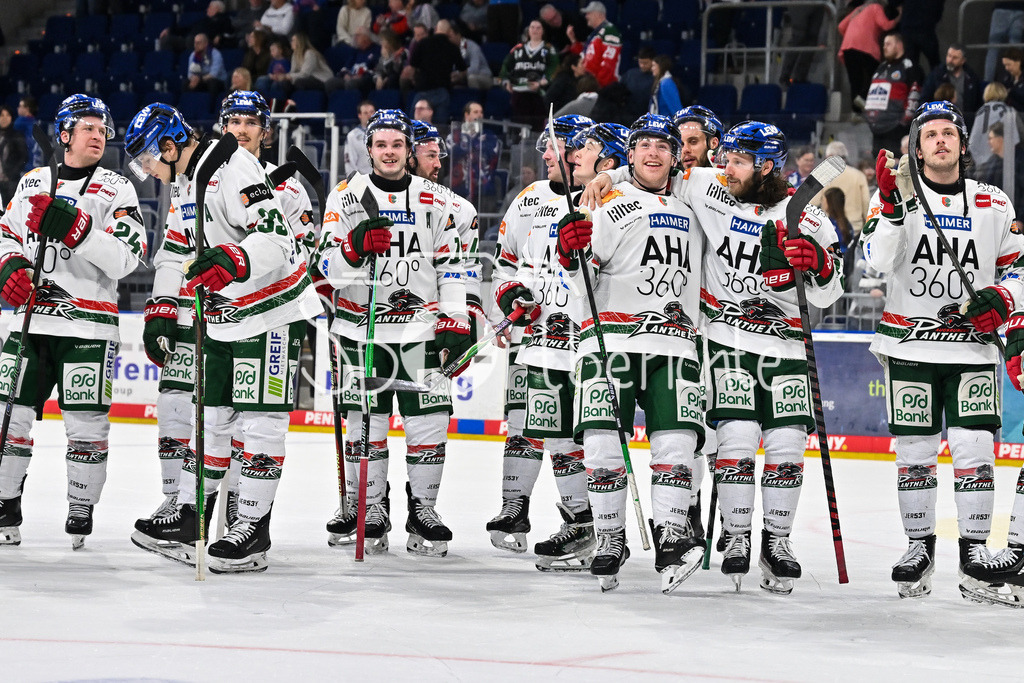 Adler Mannheim - Augsburger Panther | MANNHEIM, DEUTSCHLAND - 25. FEBRUAR: Die Spieler der Panther bedanken sich nach dem Auswärtssieg in Mannheim bei den Fans nach dem Match zwischen den Adler Mannheim und den Augsburger Panthern am 45. Spieltag der Penny DEL in der SAP Arena. / T. J. TREVELYAN (Augsburger Panther 24), Tim WOHLGEMUTH (Augsburger Panther 33), D. J. BUSDEKER (Augsburger Panther 14), Cody KUNYK (Augsburger Panther 20), Moritz ELIAS (Augsburger Panther 46), Kyle MAYHEW (Augsburger Panther 27), Anthony LOUIS (Augsburger Panther 18), Riley DAMIANI (Augsburger Panther 19)