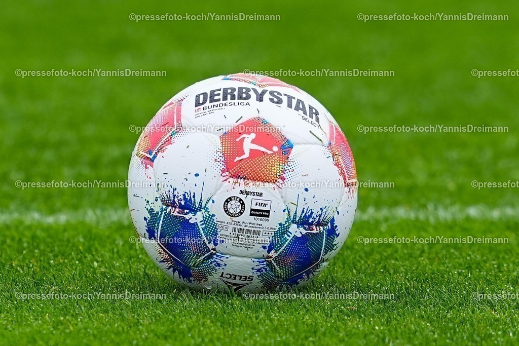 xYDR08102501052 | 08.10.2025, xydrx, Fußball, Öffentliches Training FC Schalke 04: Spielball der Bundesliga, feature, symbolbild,