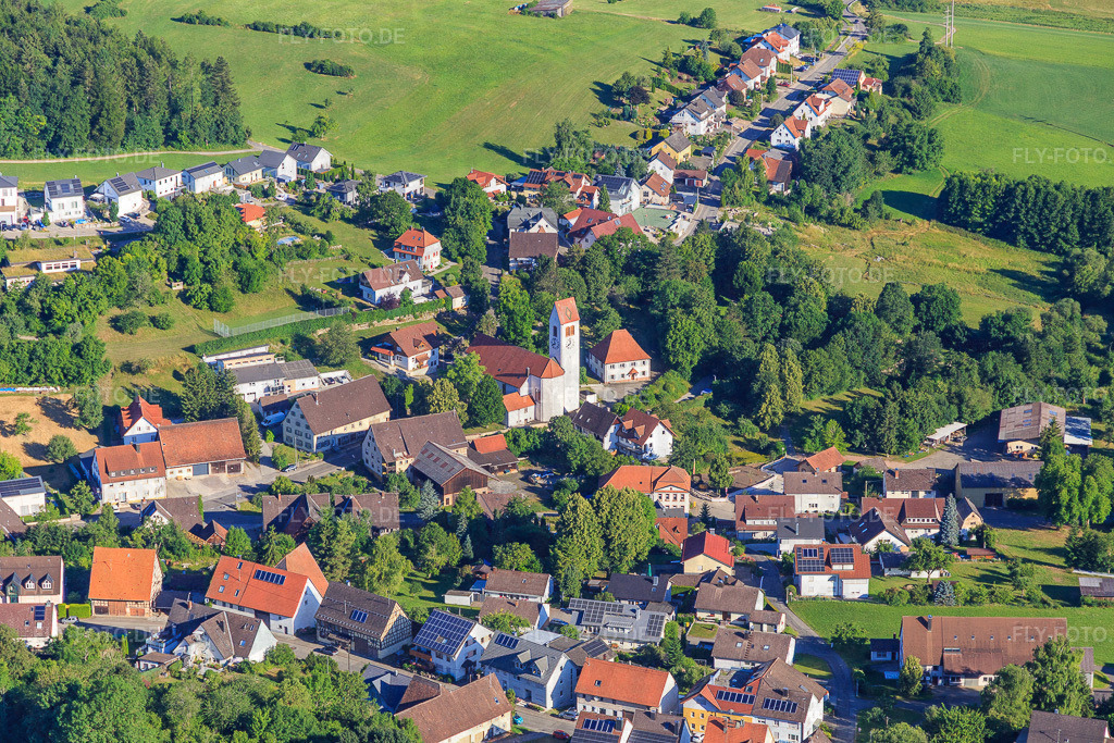 Kirche St. Hilarius und Ortsverwaltung https://www.villingen-schwenningen.de/ | Luftbild: Kirche St. Hilarius und Ortsverwaltung https://www.villingen-schwenningen.de/ im Ortsteil Weilersbach in Villingen-Schwenningen im Bundesland Baden-Württemberg in Deutschland. Foto: IMG_149254.jpg vom 29.06.2025 durch ©2025 Werner Riehm fly-foto.de/copyright - Realisiert mit Pictrs.com