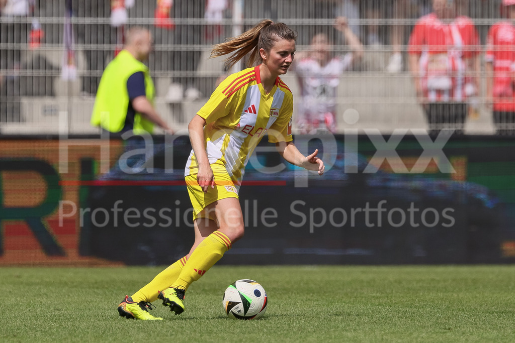 Fussball, Testspiel Frauen, 1. FC Union Berlin - SV Werder Bremen | v.li.: Marie Becker (1. FC Union Berlin, 4) am Ball, Freisteller, Einzelbild, Ganzkörper, Aktion, Action, Spielszene