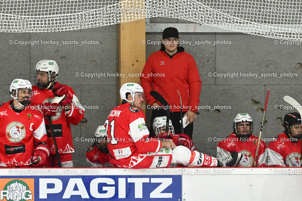 ESV Ferlach vs. UECR Eisbären Huben | Spielerbank ESV Ferlach, Headcoach ESV Ferlach Karins Aeksis, ESV Ferlach vs. UECR Eisbären Huben, ESV Ferlach vs. UECR Eisbären Huben am 31.10.2025 in Ferlach (HTC Eishalle Ferlach), Austria, (Photo by Bernd Stefan)