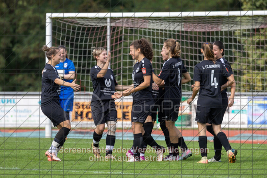20250928_130616_0111 | #,1.FC Donzdorf (schwarz) vs. TV Derendingen (rot), Fussball, Frauen-Verbandsliga Württemberg, 03. Spieltag, Saison 2025/2026, Rasenplatz Lautertal Stadion, Süßener Straße 16, 73072 Donzdorf, 28.09.2025 - 13:00 Uhr,Foto: PhotoPeet-Sportfotografie/Peter Harich