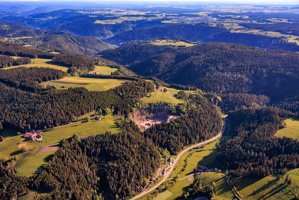 Luftbild: Steinbruch überm Schlitach-Tal im Ortsteil Tennenbronn in Schramberg im Bundesland Baden-Württemberg in Deutschland. – Foto: IMG_156331.jpg vom 17.05.2026 durch Werner Riehm/FLY-FOTO.de – Auflösung des Originals: 6000 x 4000 px