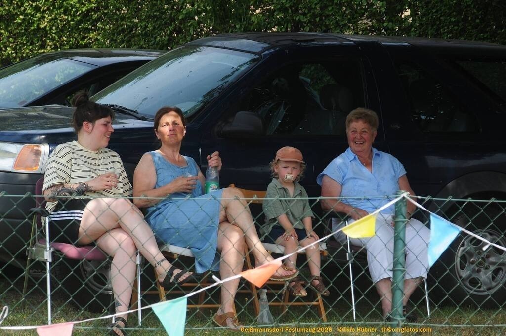 Geißmannsdorf-2026-Festumzug-020 | Festumzug in Geißmannsdorf bei Bischofswerda im Juni 2026. Fotografische Eindrücke und Momentaufnahmen vom Festumzug anläßlich des 800-jährigen Bestehens von Geißmannsdorf - mit Teilnehmern und Gästen, Strohpuppen und geschmückten Vorgärten und Grundstücken - Realisiert mit Pictrs.com