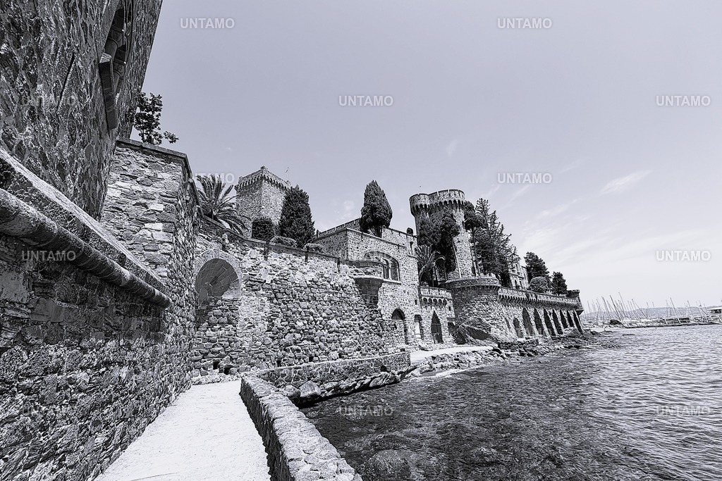 Schloss La NapouleSWHell | untamo - Realisiert mit Pictrs.com