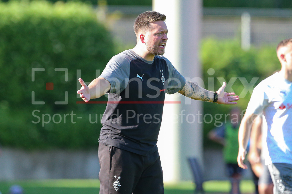 Fussball, DFB-Pokal Frauen, Borussia Mönchengladbach - SV Werder Bremen | v.li.: Jonas Spengler (Trainer, Cheftrainer, Borussia Mönchengladbach) gibt Anweisungen, gestikuliert, mit den Armen gestikulieren, reklamiert, beschweren, portestiert, meckern, Protest, Portrait, Nahaufnahme, Einzelfoto, Einzelbild, DIE DFB-RICHTLINIEN UNTERSAGEN JEGLICHE NUTZUNG VON FOTOS ALS SEQUENZBILDER UND/ODER VIDEOÄHNLICHE FOTOSTRECKEN. DFB REGULATIONS PROHIBIT ANY USE OF PHOTOGRAPHS AS IMAGE SEQUENCES AND/OR QUASI-VIDEO.