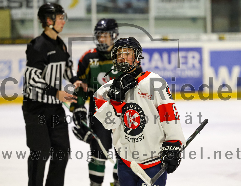 2022-12-04_091_TSV_Erding_gegen_EHC_Klostersee | Erding, Deutschland, 04.12.2022:
Eishockey, Bayernliga U17 2022 / 2023, 11. Spieltag, TSV Erding gegen EHC Klostersee, Endergebnis: 3:5

Tobias Nettesheim (EHC Klostersee, #8)

Foto: Christian Riedel / fotografie-riedel.net
