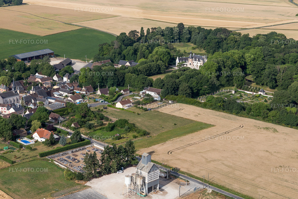 Aerial view: View of the town in Saint-Cyr-du-Gault in the state Loir et Cher, France. – Photo: IMG_101167.jpg taken on 06/24/2017 by Werner Riehm/FLY-FOTO.com – Resolution of the original: 5472 x 3648 px