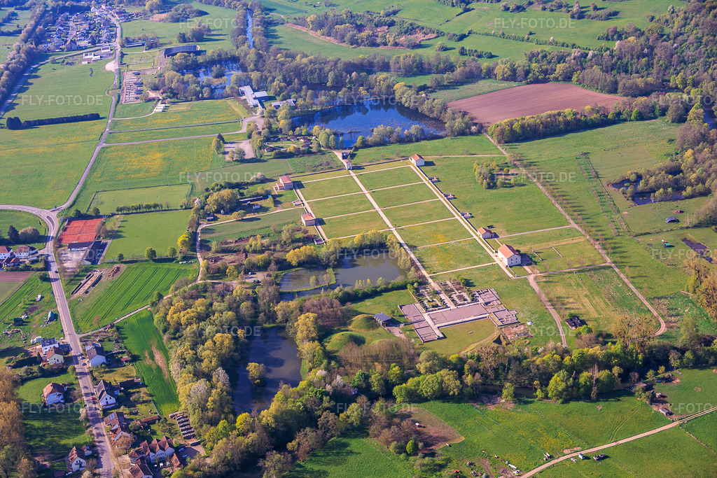 Luftbild: Europäischer Kulturpark Bliesbruck-Reinheim mit Gallo-römische Villa von Reinheim im Ortsteil Reinheim in Gersheim im Bundesland Saarland in Deutschland.Foto: IMG_154923.jpg vom 18.04.2026 durch Werner Riehm/FLY-FOTO.deAuflösung des Originals: 6000 x 4000 pxMOSELLE-CULTURE.FR
