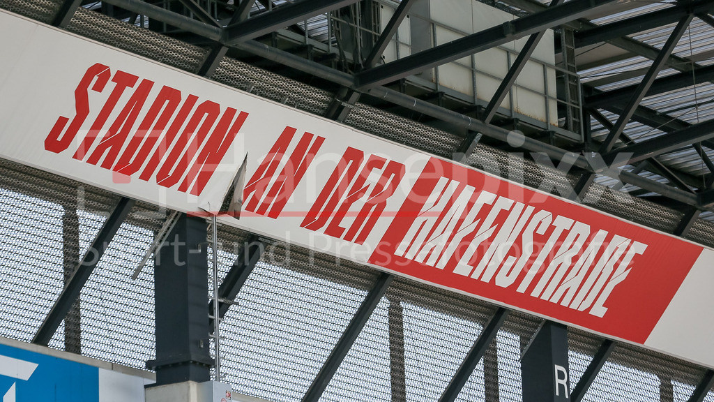 Fussball, Google Pixel Frauen-Bundesliga, SGS Essen - SV Werder Bremen | v.li.: Der Schriftzug Stadion an der Hafenstraße an einer Tribüne des Stadions Essen, Stadionname, Umbau, Stadionumbau, RWE, Rot-Weiß Essen, SGS Essen, Symbolfoto, Symbolbild Fussball, Fußball, Symbol, DIE DFB-RICHTLINIEN UNTERSAGEN JEGLICHE NUTZUNG VON FOTOS ALS SEQUENZBILDER UND/ODER VIDEOÄHNLICHE FOTOSTRECKEN. DFB REGULATIONS PROHIBIT ANY USE OF PHOTOGRAPHS AS IMAGE SEQUENCES AND/OR QUASI-VIDEO.