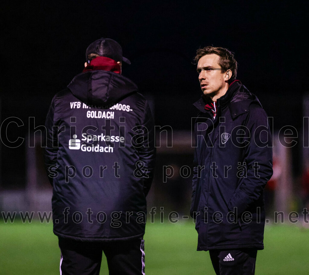 2023-10-27_010_VfB_Hallbergmoos_gegen_FC_Schwaig | Hallbergmoos, Deutschland, 27.10.2023:
Fußball, Landesliga Südost 2023 / 2024, 18. Spieltag, VfB Hallbergmoos gegen FC Schwaig, Endergebnis: 2:3

Trainer Anselm Küchle (VfB Hallbergmoos)

Foto: Christian Riedel / fotografie-riedel.net
