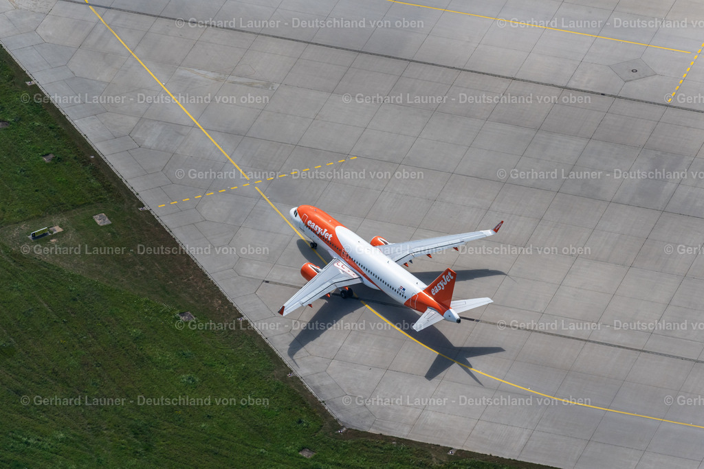 4034349 | FILDERSTADT 22.07.2020 Passagierflugzeug mit der Kennung OE-IJS der Fluggesellschafdt easyJet Europe vom Typ Airbus A320-200 beim Start auf dem Flughafen Stuttgart in Filderstadt im Bundesland Baden-Württemberg, Deutschland. Weiterführende Informationen bei: Flughafen Stuttgart GmbH,  easyJet Airline Company Limited. // Passenger aircraft with the registration OE-IJS of the airline easyJet Europe of the type Airbus A320-200 taking off at Stuttgart Airport in Filderstadt in the state Baden-Wuerttemberg, Germany. Further information at: Flughafen Stuttgart GmbH,  easyJet Airline Company Limited. Foto: Gerhard Launer