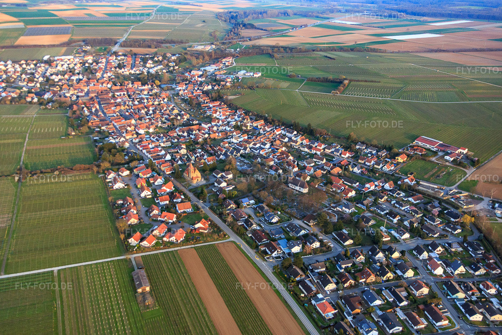 Luftbild: Hauptstraße von Westen in Insheim im Bundesland Rheinland-Pfalz in Deutschland. Foto: IMG_086847.jpg vom 26.03.2016 durch Werner Riehm/FLY-FOTO.de