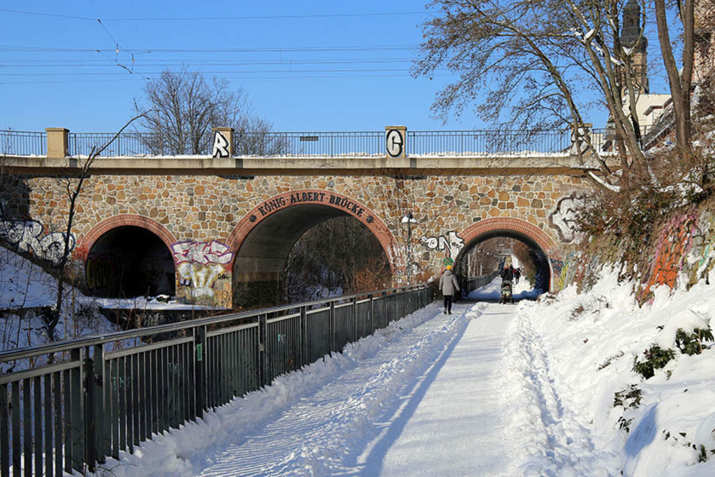 Karl-Heine-Kanal im Winter | Entdecke über 20 Kategorien Leipzig-Motive: Foto-Downloads, hochwertige Poster, Leinwand- & Fine-Art-Prints. Jetzt Lieblingsfoto im Bildlexikon Leipzig Shop bestellen!