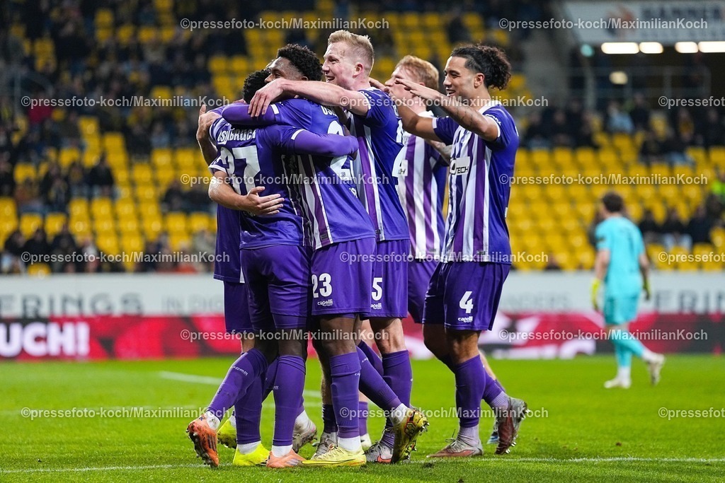 xYDRx17012601060 | 17.01.2026, xydrx, Fußball, 3.Liga, TSV Alemannia Aachen - VfL Osnabrück, Saison 2025 2026, Tivoli: Torjubel nach dem Tor zum 3:0 für den VfL Osnabrück durch Torschütze Robin Meißnern (VfL Osnabrück #11) zusammen mit Ismail Badjie (VfL Osnabrück #37) und Frederik Christensen (fFL Osnabrück #3) und Tony Lesueur (VfL Osnabrück #23) Yigit Karademir (VfL Osnabrück #4)     DFB regulations prohibit any use of photographs as image sequences and or quasi-video. Photo: xYannisxDreimannxPressefotoKochx