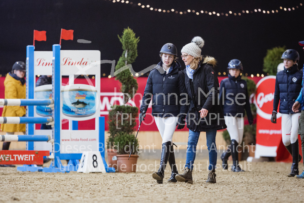 221127_Winterfestival_L-Spr_HPTTY-215 | Deine schönsten Turniermomente als professionelle Fotos! Entdecke hochwertige Pferdesport-Fotografie im Online-Shop. Jetzt Fotos finden & bestellen!