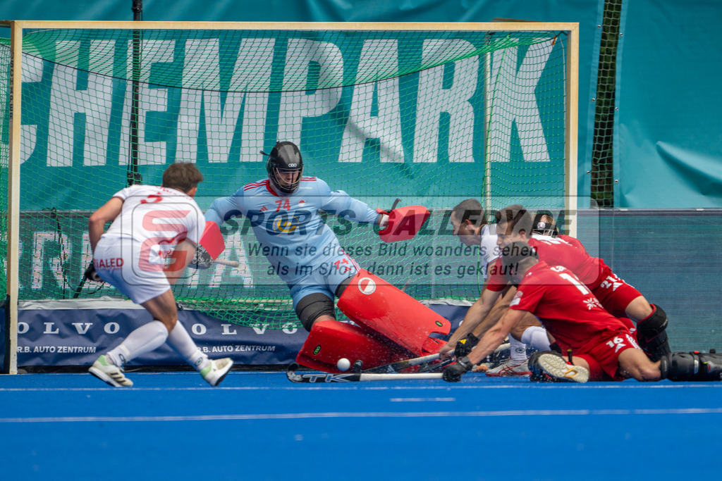 Final4_20250601-1446-Z09_4542 | Krefeld, Deutschland, 01.06.2025:  Feldhockey Final4 2025 – „Deutsche Feldhockey-Meisterschaften 2025“ Crefelder HTC - Rot-Weiss Köln (Finale Herren) im Gerd-Wellen-Hockeyanlage am 01.06.2025 in Krefeld, Deutschland. (Foto von Kramhöller/Fehrmann/Kaste)Krefeld, Germany, 01.06.2025: Feldhockey Final4 2025 – „Deutsche Feldhockey-Meisterschaften 2025“ Harvestehuder HTC - Düsseldorfer HC (Finale Damen) in Gerd-Wellen-Hockeyanlage at 01.06.2025 in Krefeld, Deutschland. (Foto from Kramhöller/Fehrmann/Kaste)