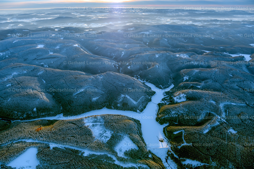4045120 | LUISENTHAL 14.02.2021 Winterlich schneebedeckte Talsperren - Staudamm und Uferbereiche am Stausee der Ohratalsperre im Ortsteil Schwarzwald in Luisenthal im Bundesland Thüringen, Deutschland. Weiterführende Informationen bei: GWA Gesellschaft für Wasser- und Abwasserservice mbH,  Thüringer Fernwasserversorgung Anstalt des öffentlichen Rechts. // Wintry snowy dam and shore areas at the lake of Ohratalsperre in the district Schwarzwald in Luisenthal in the state Thuringia, Germany. Further information at: GWA Gesellschaft fuer Wasser- und Abwasserservice mbH,  Thueringer Fernwasserversorgung Anstalt des oeffentlichen Rechts. Foto: Gerhard Launer
