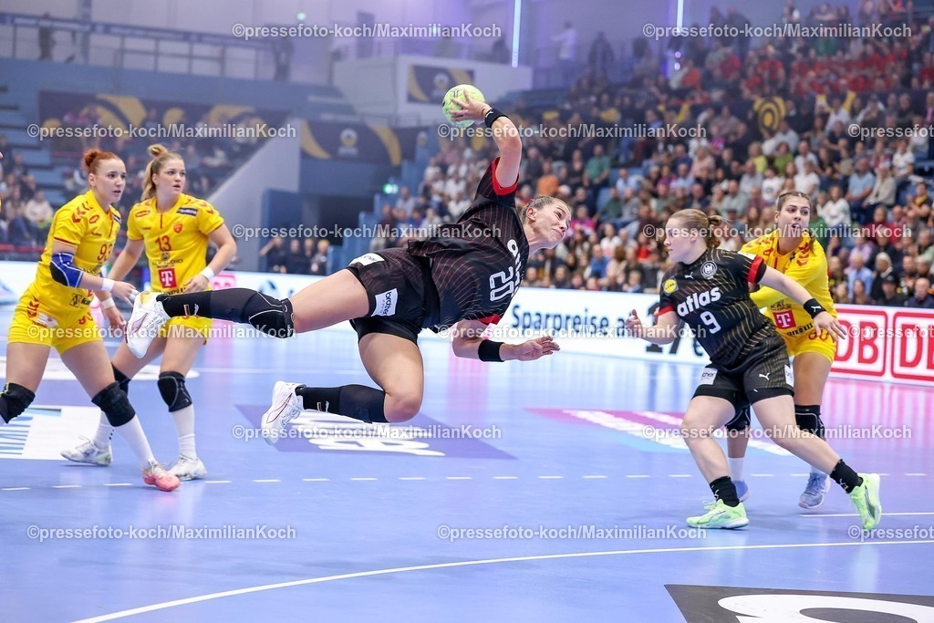 DHB16102501005 | 16.10.2025, Handball, EHF Frauen Länderpiel, EM Qualifikation 2026, Deutschland - Nordmazedonien, Schwalbe-Arena in Gummersbach:  Emily VOGEL (GER #20) wirft den Ball auf das Tor 