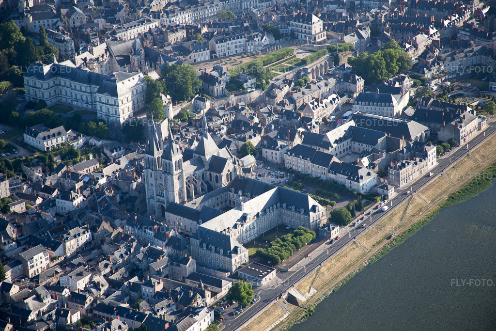 Vue aérienne: Vue de la ville à Blois dans le département Loir et Cher, France. Photo: IMG_082036.jpg prise le 20/06/2015 par Werner Riehm/FLY-FOTO.euRésolution de l'original: 5472 x 3648 px