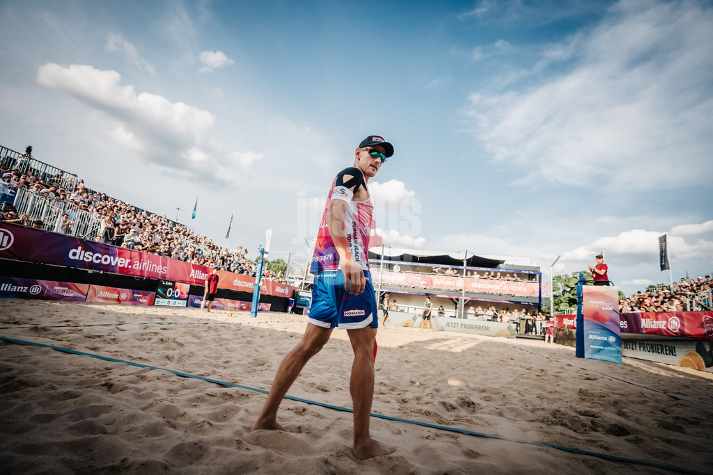 Beachvolleyball | Männer | Allianz German Beach Tour 2025 | Tourstop Hamburg | 31.05.2025 | David Poniewaz beim Einlauf in die Arena
