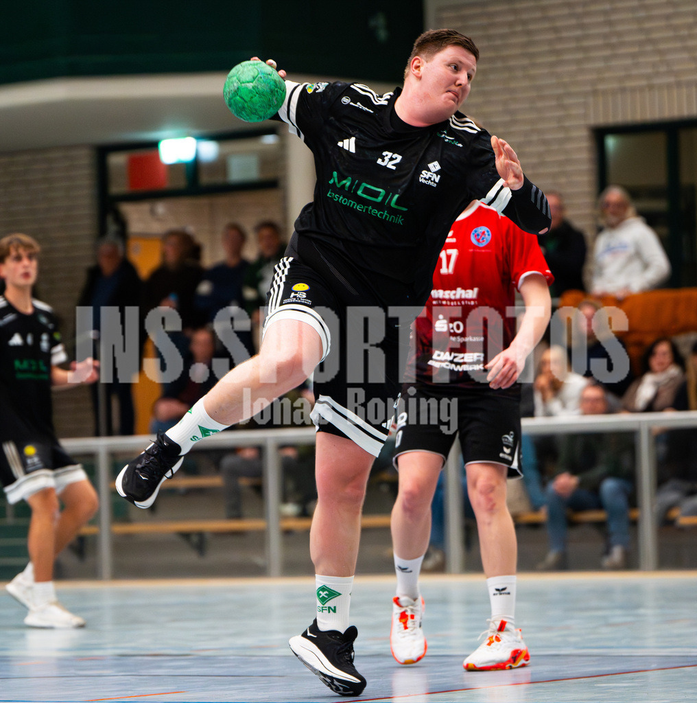 Handball I Herren I Saison 2025-2026 I Verbandsliga West I 13. Runde I SFN Vechta - HSG Varel II I 7732 | Robert Buenker (32, SFN Vechta) - Realisiert mit Pictrs.com