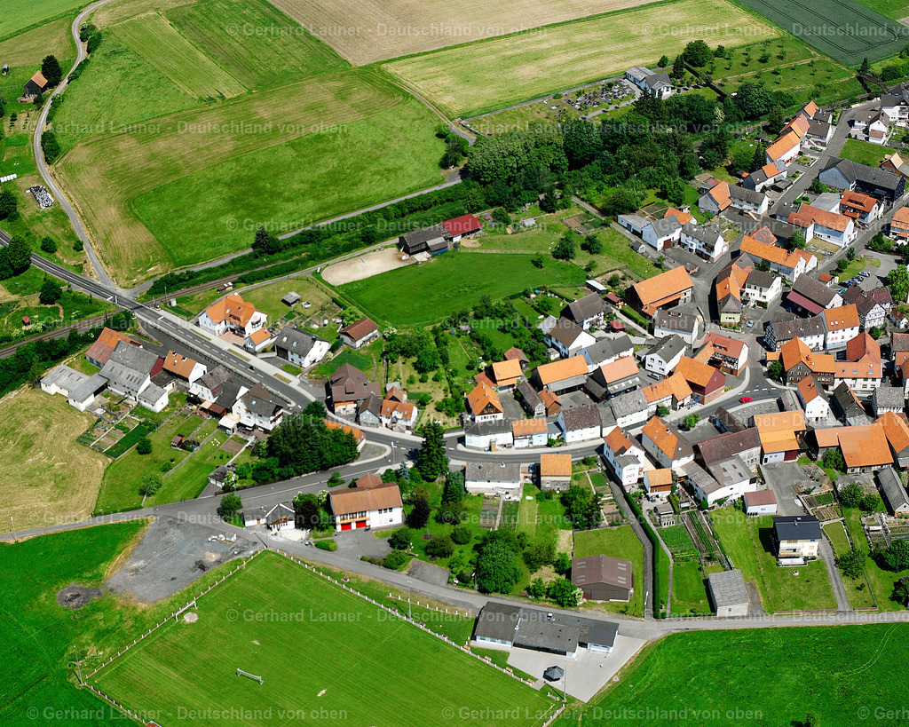 2614533 | NIEDER-GEMüNDEN 09.06.2006 Landwirtschaftliche Nutzflächen und Feldgrenzen  umsäumen das Siedlungsgebiet des Dorfes in Nieder-Gemünden im Bundesland Hessen, Deutschland // Agricultural land and field boundaries surround the settlement area of the village  in Nieder-Gemünden in the state Hesse, Germany Foto: Gerhard Launer