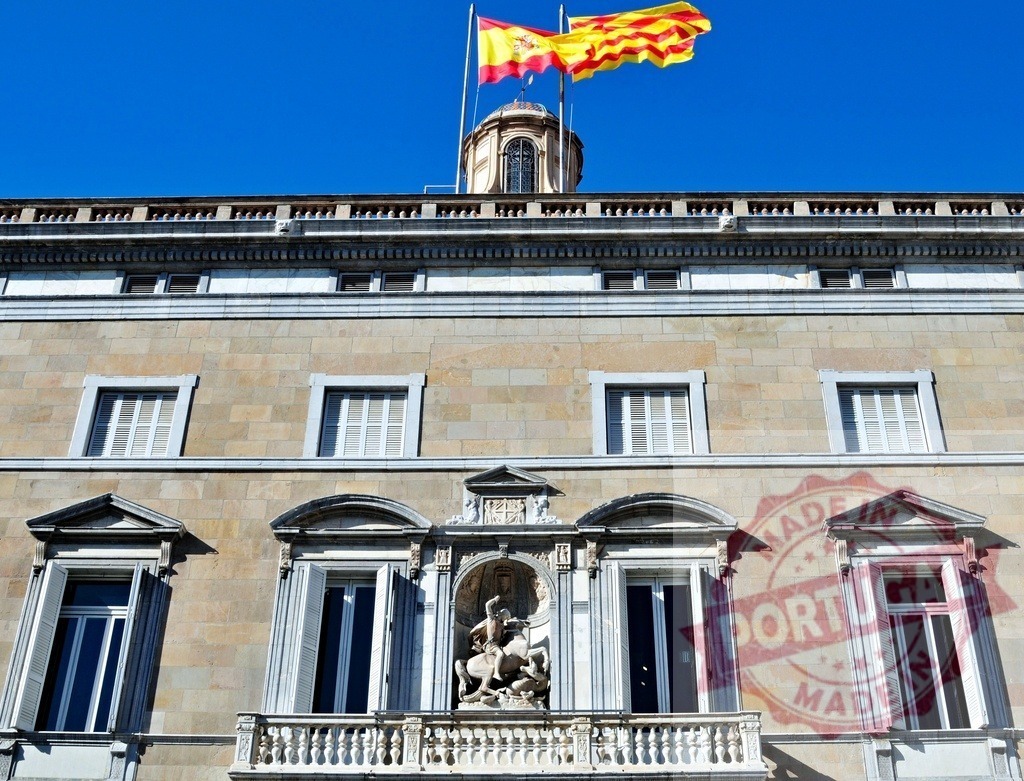 Palau de la Generalitat de Catalunya Barcelona with flags. Spain - Barcelona | Palau de la Generalitat de Catalunya facade with flags flying under a blue sky - Realisiert mit Pictrs.com