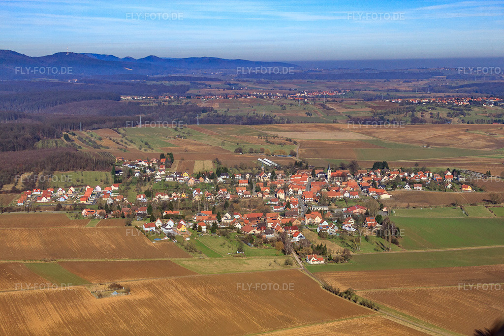 Luftbild: Ortsansicht von Süden in Kutzenhausen im Bundesland Bas-Rhin in Frankreich. – Foto: IMG_37437.jpg vom 07.02.2011 durch Werner Riehm/FLY-FOTO.de – Auflösung des Originals: 4752 x 3168 px