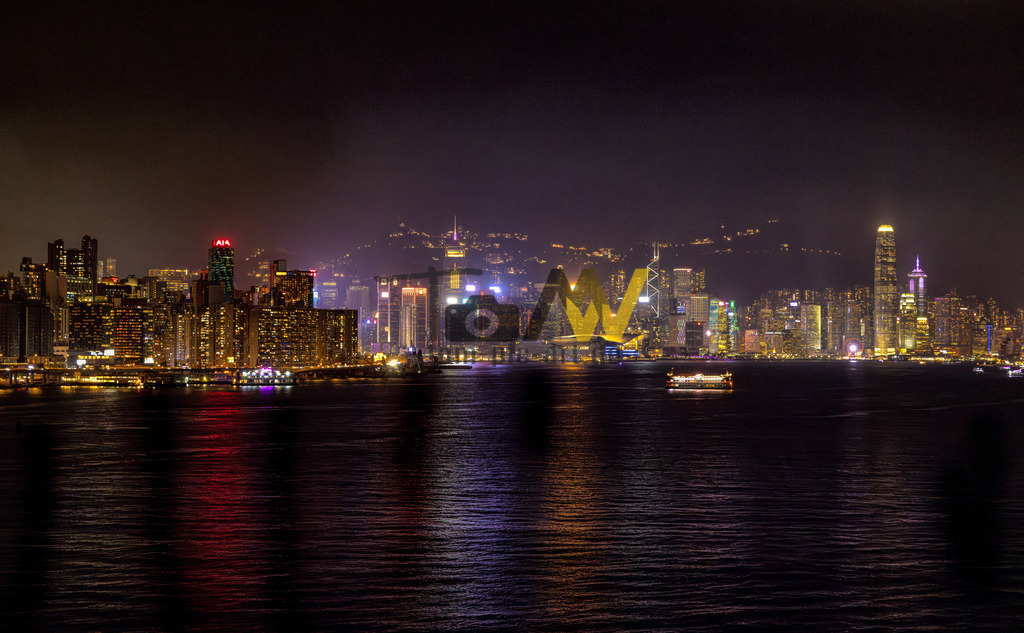 Die Skyline von Hongkong strahlend hell erleuchtet---Nacht | Die Abbildung zeigt die Skyline von Hongkong bei Nacht, aufgenommen über dem Victoria Harbour. Hongkong ist eine Metropole und Sonderverwaltungszone an der Südküste Chinas. Die Stadt ist bekannt für ihre beeindruckende Skyline mit einer sehr hohen Anzahl an Wolkenkratzern. Der Victoria Harbour trennt die Halbinsel Kowloon vom nördlichen Ufer von Hong Kong Island, wo sich das historische und ökonomische Zentrum befindet.  - Realisiert mit Pictrs.com