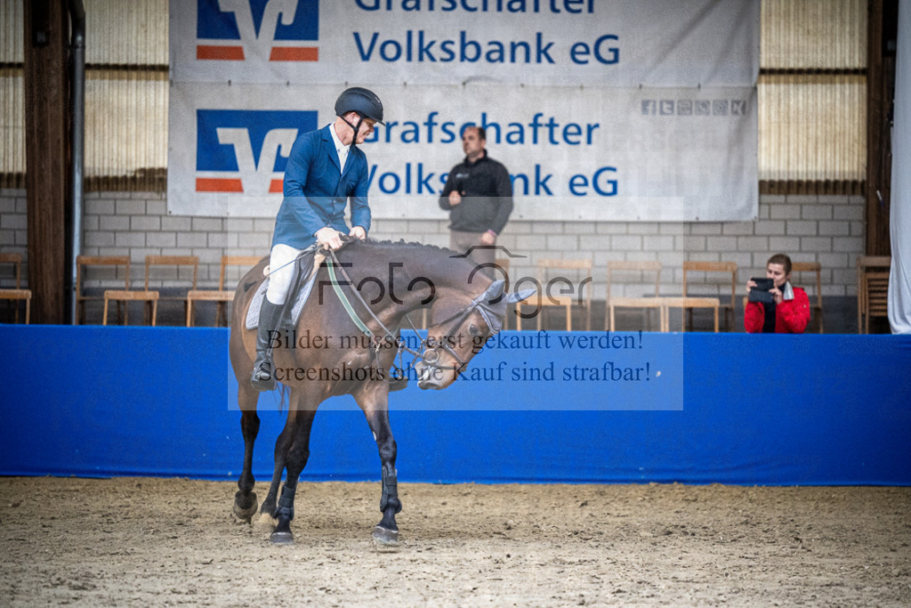 DOS_3033 | Entdecke hochwertige Reitturnierfotos von Foto Oger. Professionell, emotional und authentisch – jetzt Lieblingsmomente im Shop bestellen.Deutschlandweite Turnierfotografie. - Realisiert mit Pictrs.com