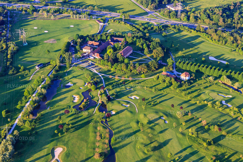 Luftbild: Schloss und Golfplatz Hofgut Scheibenhardt im Ortsteil Beiertheim-Bulach in Karlsruhe im Bundesland Baden-Württemberg in Deutschland. Foto: IMG_099543.jpg vom 21.05.2017 durch Werner Riehm/FLY-FOTO.deWWW.HOFGUT-SCHEIBENHARDT.DE