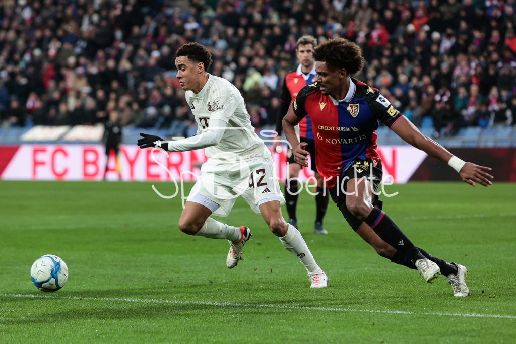 FC Basel - FC Bayern München | Jamal MUSIALA (FCB #42) im Duell mit Renato VEIGA (Basel #40) / Zweikampf
