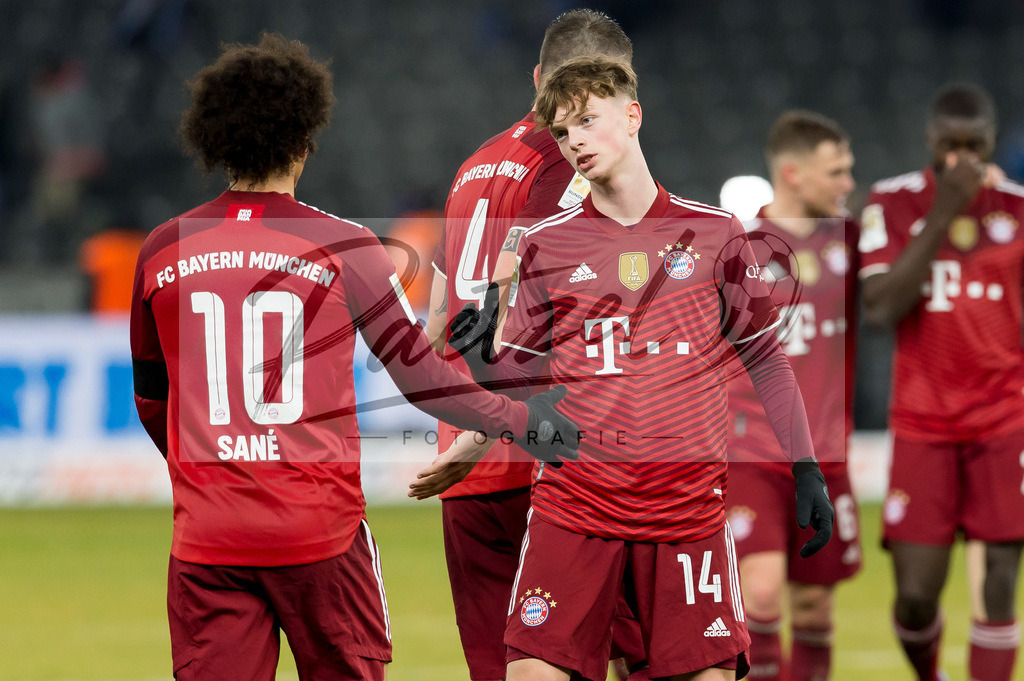 BSCFCB20220123_135 | Fussball, Herren: Leroy Sane (FC Bayern Muenchen) und Paul Wanner (FC Bayern München) Schlussjubel, jubelt nach dem 1:4 Sieg bei dem Spiel der 1. Bundesliga zwischen Hertha BSC und FC Bayern Muenchen im Olypiastadion am 23.01.2022 in Berlin, Deutschland.DFB / DFL REGULATIONS PROHIBIT ANY USE OF PHOTOGRAPHS AS IMAGE SEQUENCES AND/OR QUASI-VIDEO. - Realisiert mit Pictrs.com